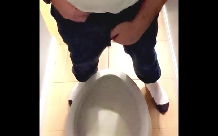 Bald Daddy: Balddaddy - homem sexy com bom pau mijando no banheiro balddaddy2