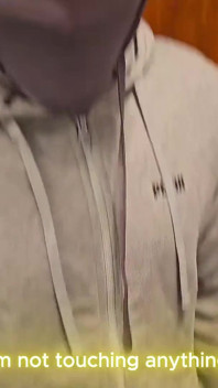 Vriend besloot naar het meisje te gaan, maar voordien moest hij aan één voorwaarde voldoen.