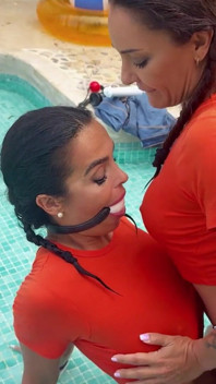 Latina e Lola Lu legate, imbavagliate e distrutte. il tubo a capovolgimento termina con kink lesbico Sesh in piscina