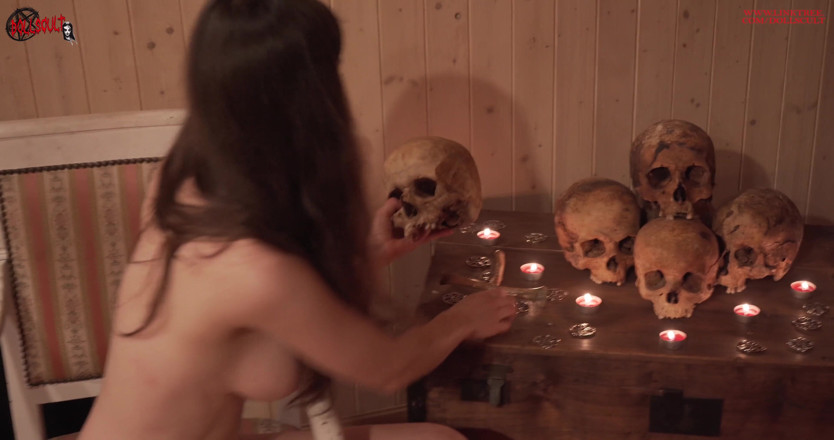 Dolls Cult: Mel masturbates herself between skulls and bones