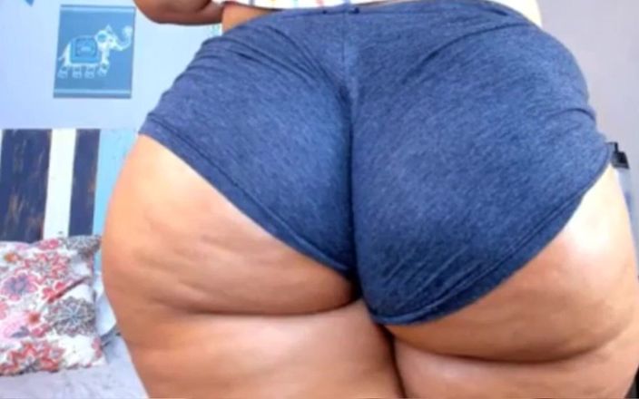 Kattycurvyy: 私の友人のお母さんは彼女の巨大なお尻で私を誘惑します