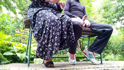 OurFetishLife: MILF memerah zakar orang asing dalam kondom untuk suami cuckold