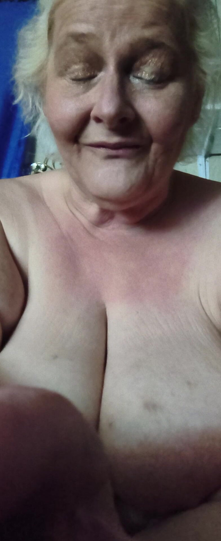 HerculesnVENUS: Lui le lecca le tette e le succhia le dita...