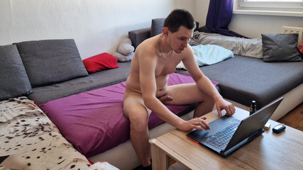 Fap_man93: Nadržený manžel masturbuje svého velkého ptáka, zatímco je sám doma