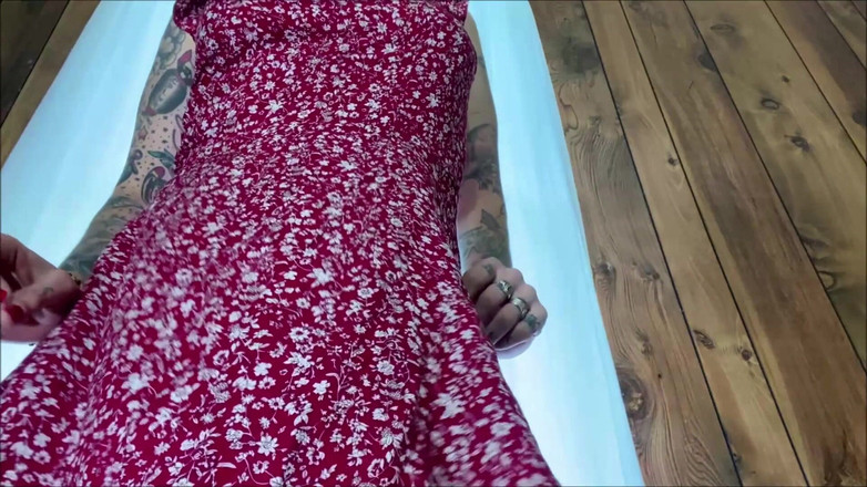 Miss Morticia: Hoa cúc đỏ sâu