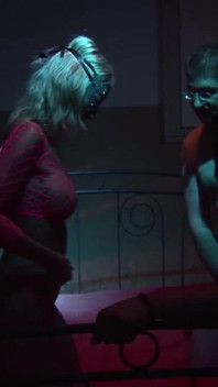 Blonďatá holka v síťovaných punčochách dostane gangbang
