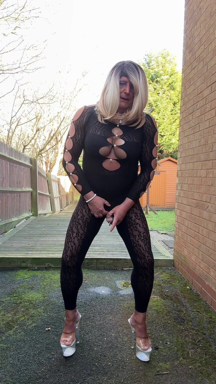 Kellycd2022: Sexy Crossdresser Kellycd2022 em Black Playsuit e Stripper Heels