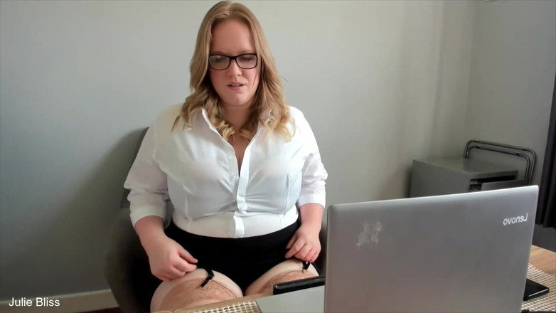 Julie Bliss: Huur me alsjeblieft in! Je pik zuigen voor de baan