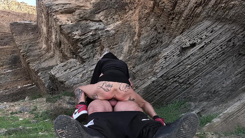 German amateur - 100% German hardcore videos: La miLF tatuata adora scopare all'aperto