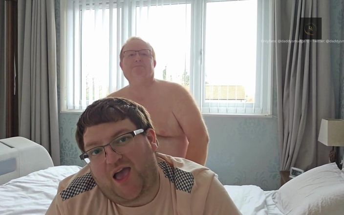 Daddysmudge: Papi folla chico en cama