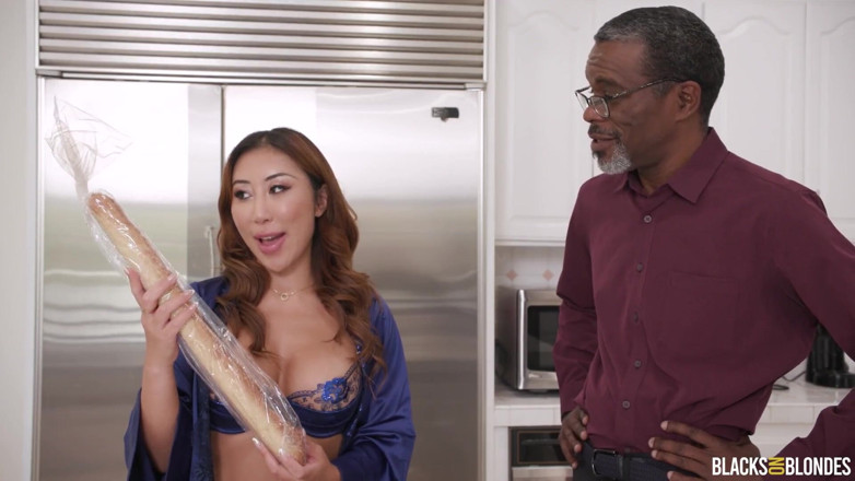 Blacks On Blondes: Levrette Nicole Doshi mange une baguette de viande