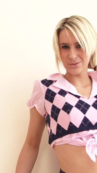 Jessica lloyd si cewek hot rambut pirang lagi asik muasin memeknya pakai jari dan kaca