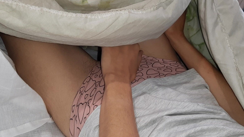 Lesbian-illusion: Semasa cikgu kami memeriksa kerja rumah, kawan saya dan saya...