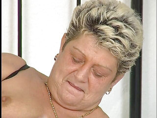 Xfamster: Nadržená gilfka v sexy punčochách si nechá lízat kundičku