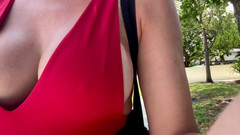 Artemisia Love: イタリアの巨乳 アルテミシア マイアミの散歩が大好き 胸のクローズアップ 欲求不満なMILF