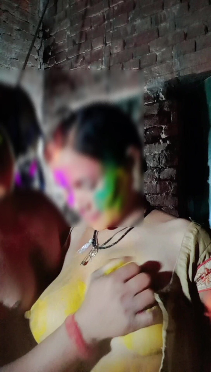 Renudbf: Індійська незаймана сільська дівчина Холі, вірусний секс mms