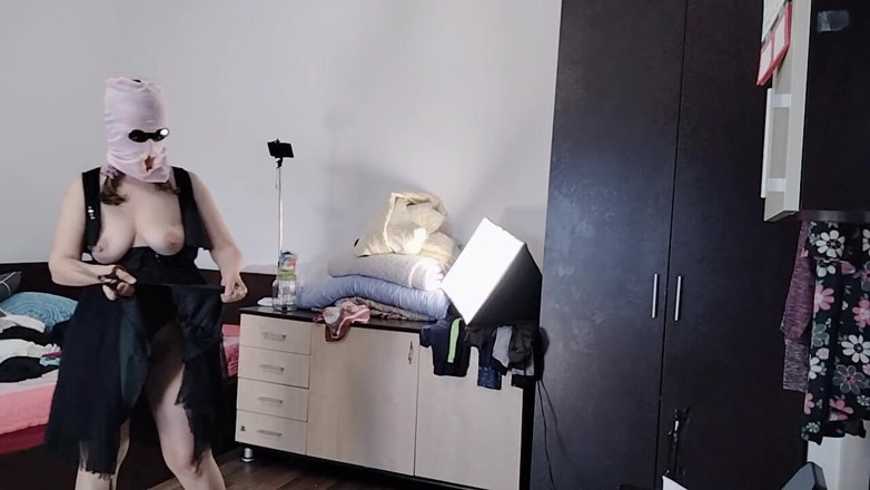 Mirsur: Une Latina Sexy Essaye Et Se Déshabille.