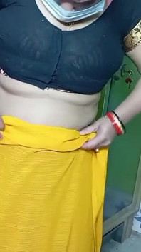 Indische mooie Bhabhi in gele kleur Sari.