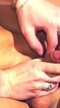 Piscina lluvia dorada gangbang - puta madura empapada por todas partes