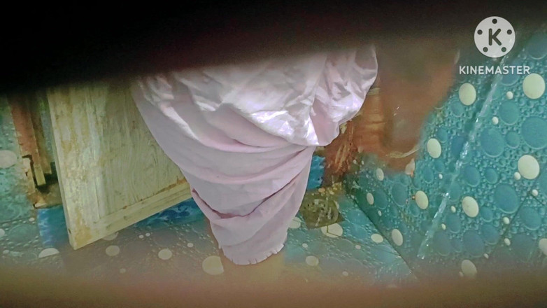 Sweethoneybgl: Awek bertetek besar mandi dan menggoda abang tirinya apabila dia...