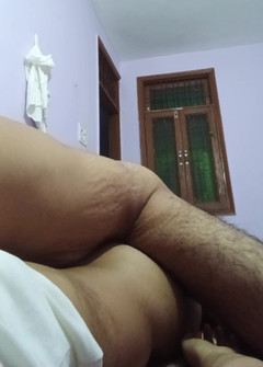 Rishi: Kontol suamiku kecil banget, jadi tolong puaskan dahaga memekku