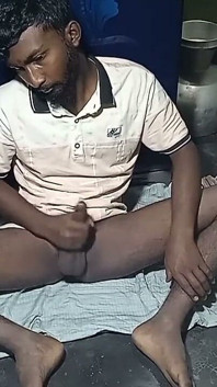 Indischer desi-junge masturbt in ihrem schwanz