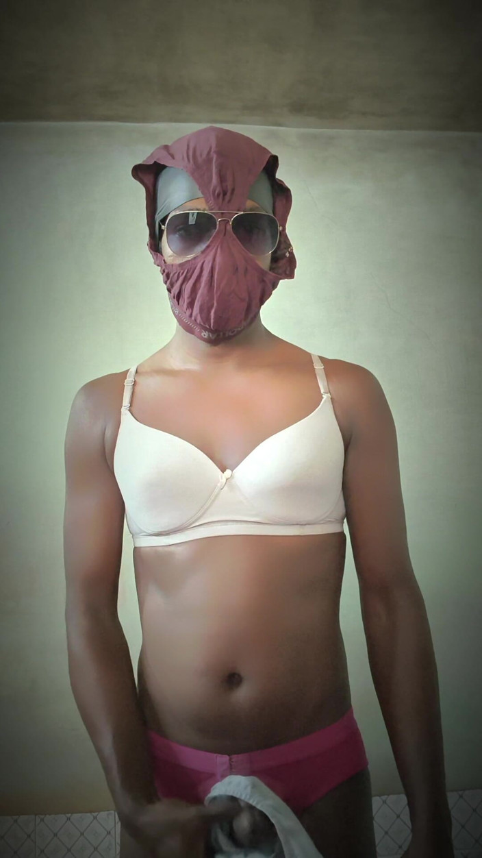 TS Azzy: TS Azzy dělá vlastní honění masturbace s kondomem