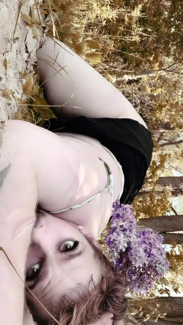 King Of Crossdress: Praia perigosa posando perto de pessoas 4 u