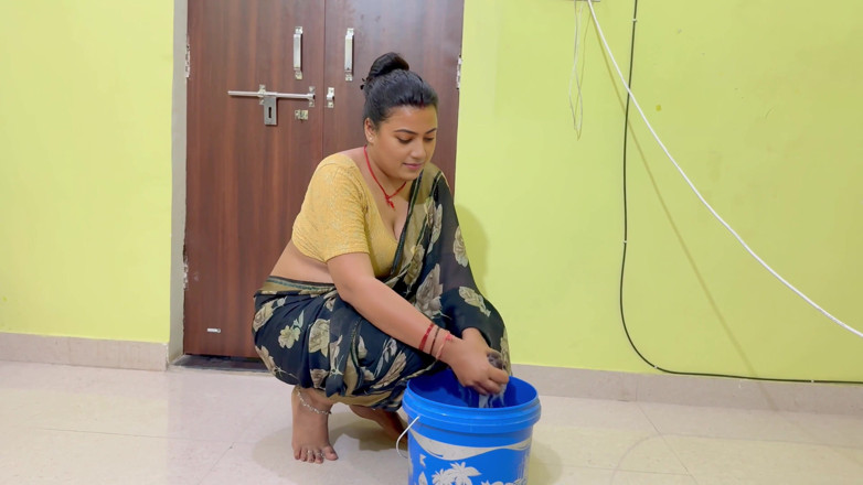 Hotty_ragini: Saya Membersihkan Rumah, Saya Berada Di Atas Bos Dan Belakang...