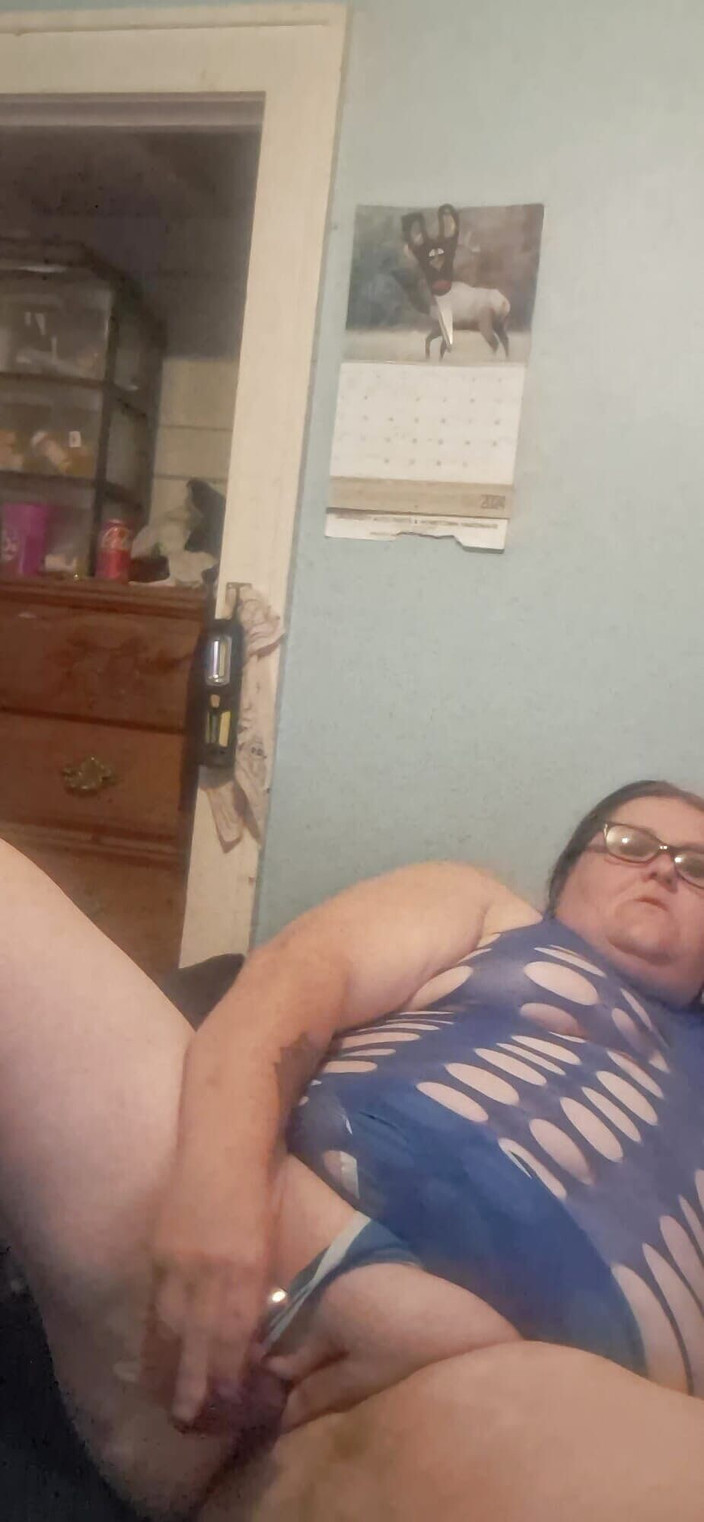 MAGLIGHTGIRL69: Istri sange ini lagi-lagi ngentot memeknya sendirian!