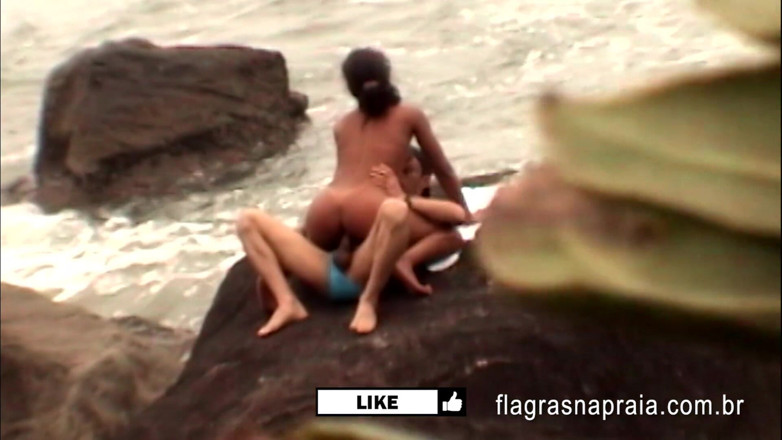 Amateurs videos: Orang muda berkongkek di pantai di Brazil