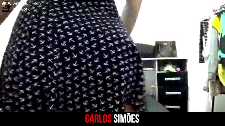 Carlos-Simoes: Bruneta masturbuje v místnosti se sexy mladým klukem