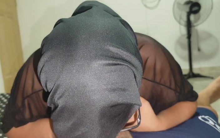 1lindapareja: 热辣的印度小妞在沙发上被脱光，阴户被舔舐和性交