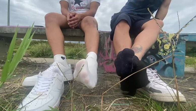 Mr Feet Colombia: Kolombiya'daki Arkadaşlar Ayakkabılarını Çıkarırken Sigara İçmeye Çıkıyor ki Kokusunu Alabilsin