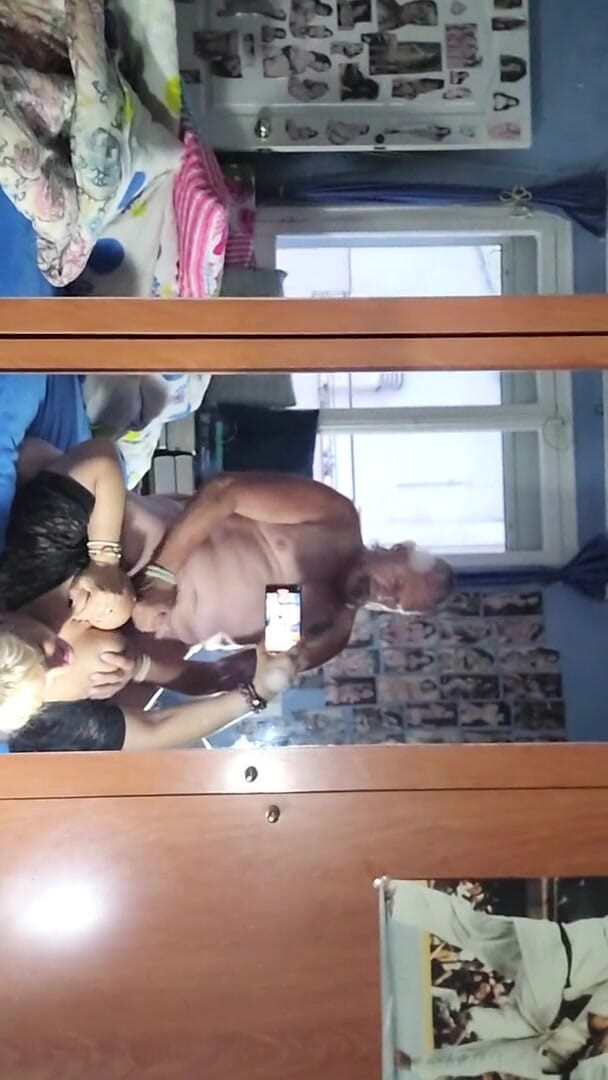 Lujuriosos: ¡Le doy una paja y él masajea mis grandes tetas!