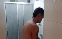 Una ricca doccia con un paio di fratellastro che fanno sesso selvaggio