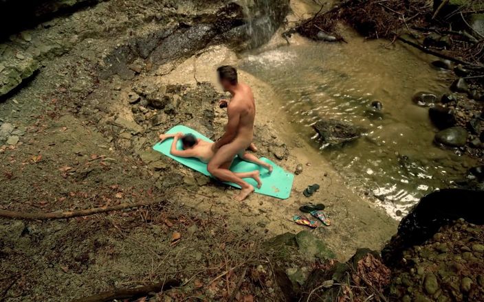 Hottest Pleasure: Sexe intime à côté d’une cascade - éjaculation et creampie ! Amateur Couple