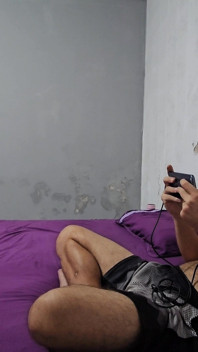 Soțul meu mă lasă pentru jocul de încornorare gratuit La Foc, așa că fac sex cu cel mai bun prieten al lui, sex riscant