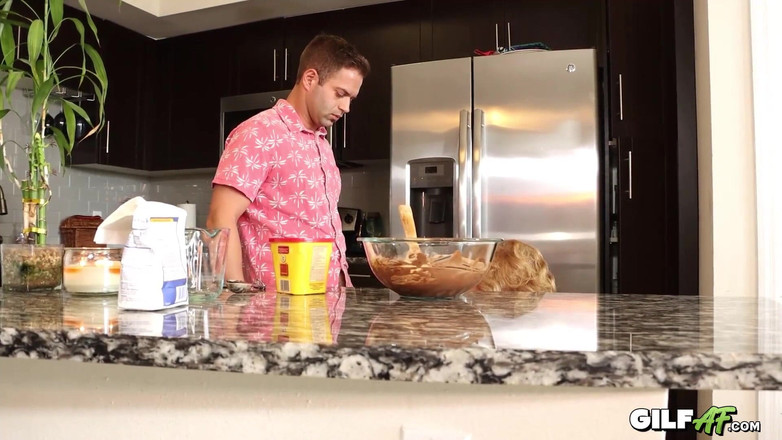 Gilf AF: Je dobré být doma: GILF Desiree Eden 