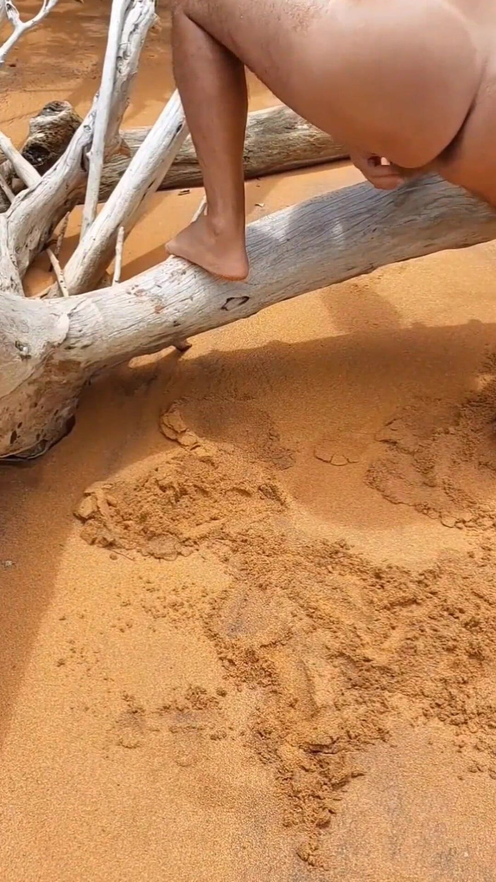 Ladysilvas: Ladysilva lagi asik ngentot pantat bahenolku di pantai sambil bugil!