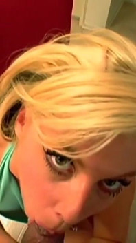 Joven puta rubia chupa una gran polla negra y la toma con calma en el coño
