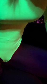 Una miLF bollente con un corpo neon ama scopare al buio