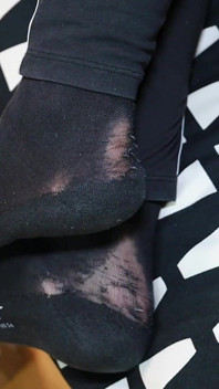 Meias pretas usadas e sapatos prateados sujos - provocação real de calçados em leggings