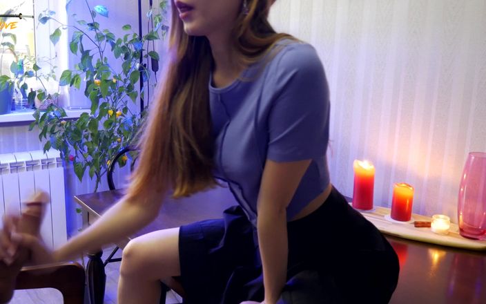 PussyKageLove: Cô gái 18 tuổi cọ xát âm hộ của mình trên bàn...