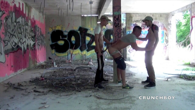 Crunch Boy: エキシビションクルージングの場所で2人の悪い男の子に犯される