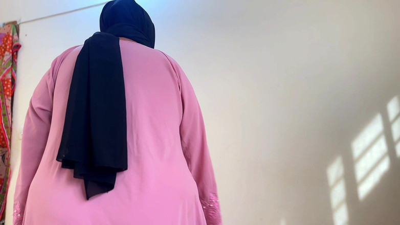 Aria Mia: Chica me atrapó masturbándome y luego sorprendo me ayuda a...