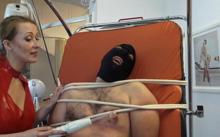 Femdom Austria: Ro stick medan jag förödmjukar honom verbalt och spottar i...