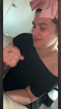 Siren suge fericit o neagră în timp ce stă acasă!
