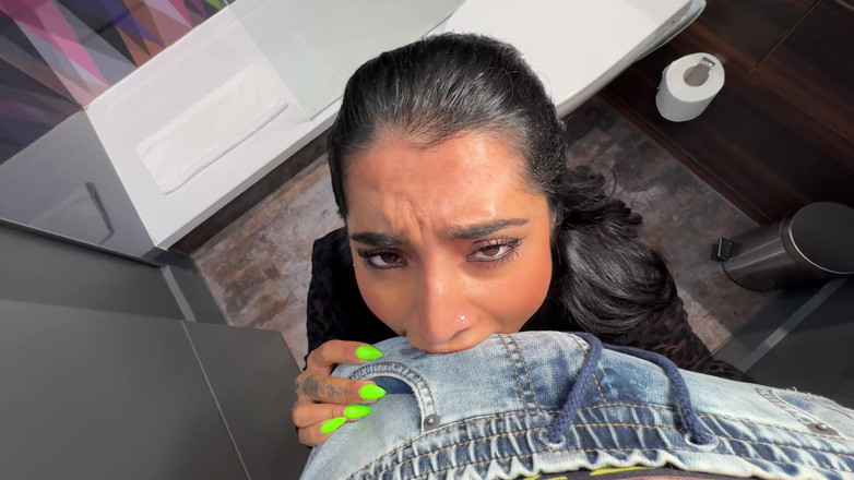 Yasmina Khan: Danny d kontolku di toilet umum