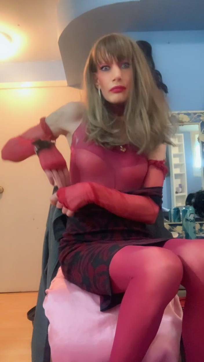 Lisa Luvly: Burgundy Babe!!